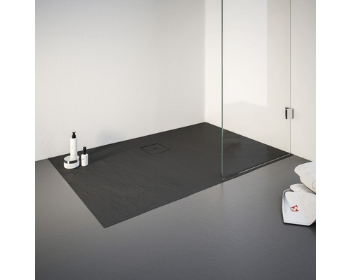 Douche plain-pied avec receveur de douche, cabine de douche et produits de soin.