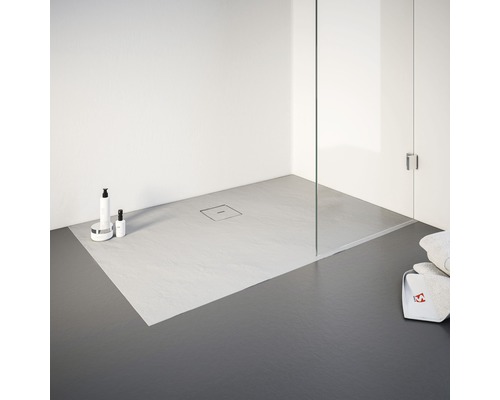 Ebenerdige Dusche mit Duschwanne, Duschabtrennung und Pflegeprodukten