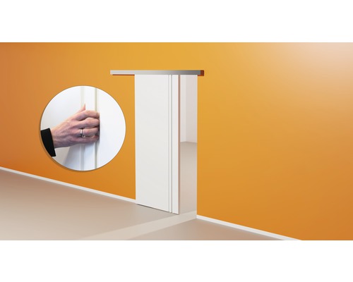 Porte coulissante blanche dans un mur avec une main tenant la porte.