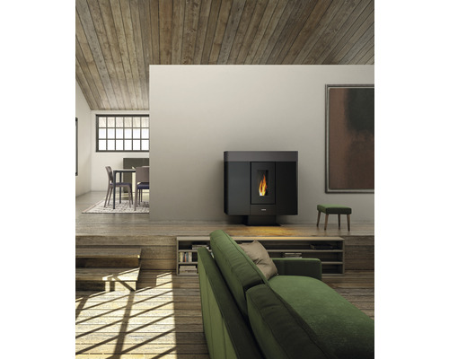Salon avec poêle à pellets, canapé et parquet