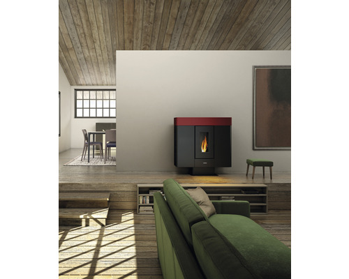 Wohnzimmer mit Pelletofen, Couch und Holzboden