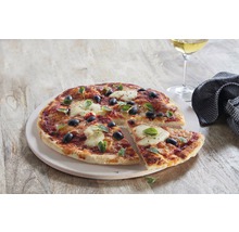 Pizza aux tomates, mozzarella, olives et basilic sur une assiette à pizza