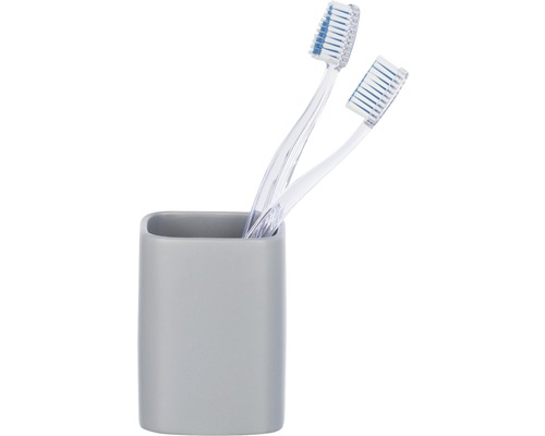 Brosses à dents dans un gobelet pour brosses à dents