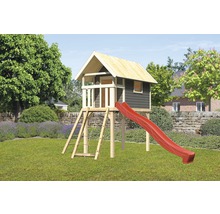 Spielhaus mit Rutsche und Klettergerüst im Garten