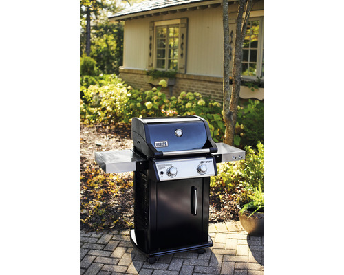 Weber Spirit Gasgrill im Garten vor einem Haus