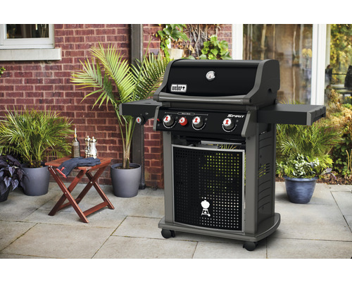 Weber Spirit Gasgrill im Aussenbereich mit Beistelltisch und Pflanzen
