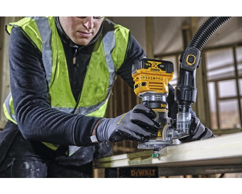 Artisan travaillant avec une défonceuse DeWalt sur une pièce de bois.