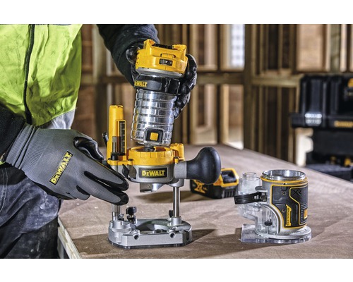 Une personne monte une défonceuse sans fil DeWalt sur un établi