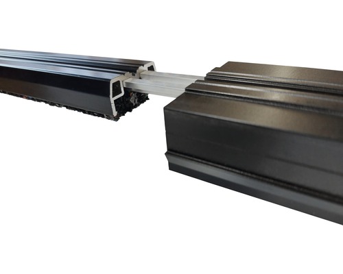Detailansicht eines schwarzen Aluminium-Terrassendielen-Unterkonstruktionssystems.