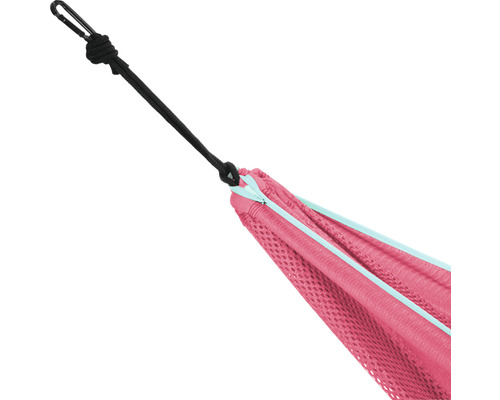 Nahaufnahme einer Hängematte mit Karabinerhaken und Aufhängeseil