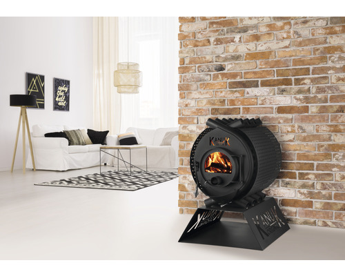 Poêle dans le salon avec mur en briques