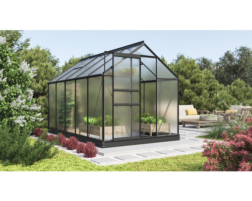 Gewächshaus Vitavia Comet 6200 Hohlkammerplatten 4 mm 195 x 321 cm schwarz Gewächshaus mit Stahlrahmen und Pflanzenbeeten im Garten.