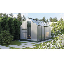 Serre avec porte coulissante ouverte dans le jardin