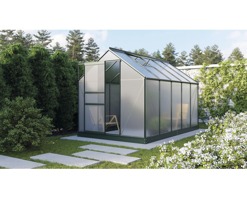 Serre avec porte coulissante ouverte dans le jardin