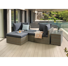 Salon de jardin en rotin avec coussins sur une terrasse