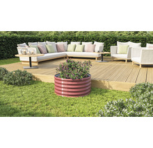 Jardinière surélevée en métal avec plantations sur une terrasse avec mobilier de jardin
