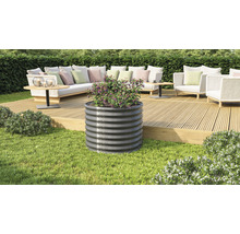 Hochbeet aus Metall mit Bepflanzung auf einer Terrasse mit Gartenmöbeln