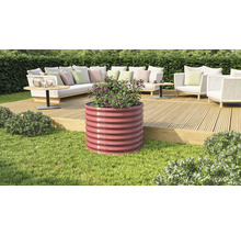 Jardinière surélevée en métal sur pelouse devant une terrasse avec mobilier de jardin