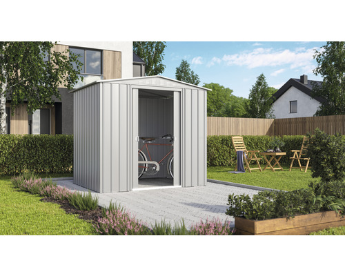 Scène de jardin avec abri de jardin en métal et un vélo à l''intérieur.