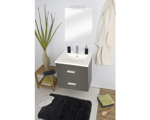 Vue de salle de bains avec meuble-lavabo, miroir et accessoires