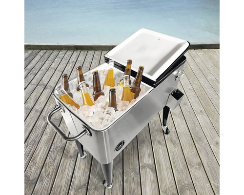 Glacière avec glace et bouteilles de boisson sur terrasse en bois