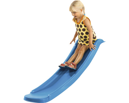 Fille glissant sur un toboggan bleu pour enfants