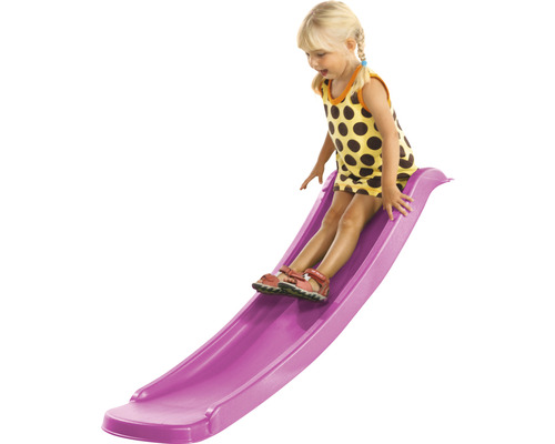Enfant glissant sur un toboggan pour enfants violet