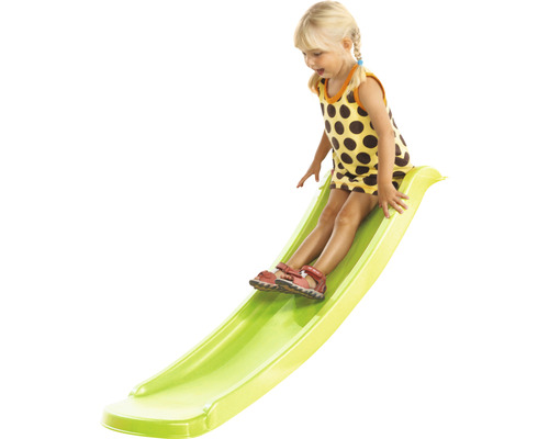 Fille glissant sur un toboggan pour enfants