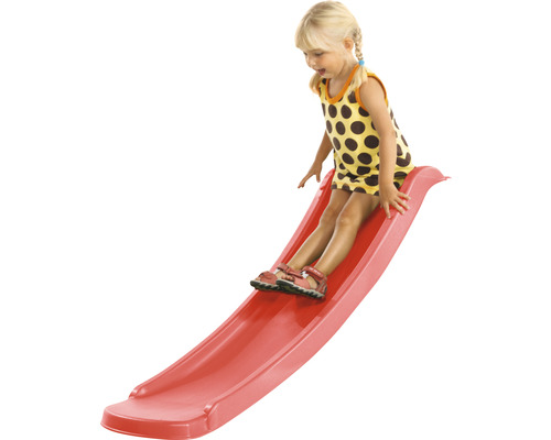 Fille glissant sur un toboggan pour enfants