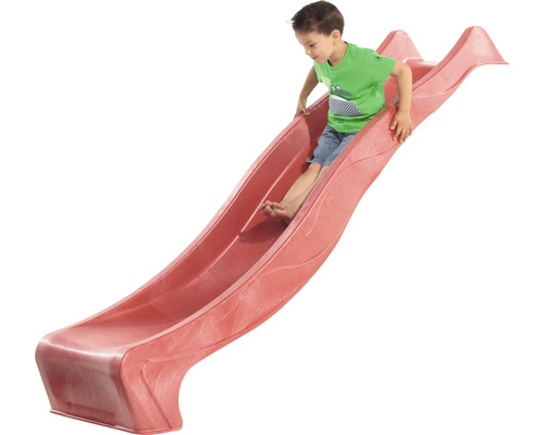 Kind rutscht auf einer Kinderrutsche