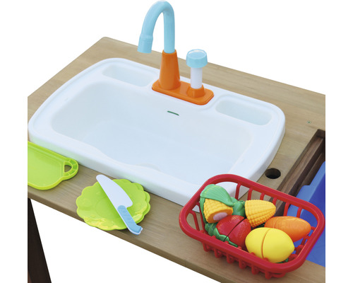 Cuisine jouet avec évier, fruits et légumes jouets dans un panier