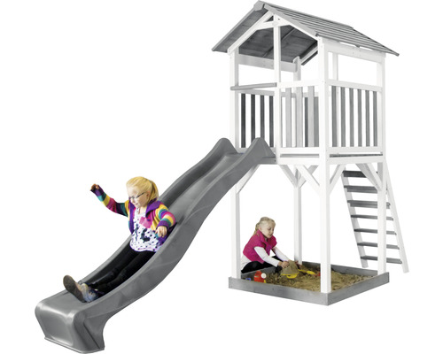 Tour de jeu avec toboggan et bac à sable dans le jardin