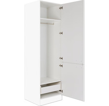 Armoire blanche ouverte avec étagères et tringle