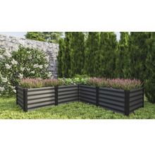 Hochbeet aus Metall im Garten mit Pflanzen
