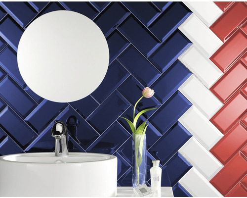Salle de bains avec miroir, lavabo et carreaux muraux en motif à chevrons