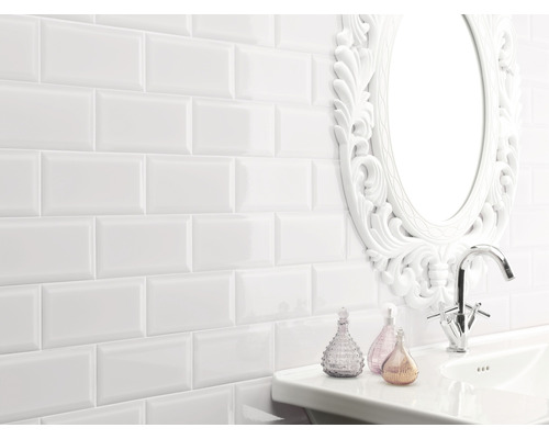 Salle de bains avec carrelage métro blanc, lavabo et miroir