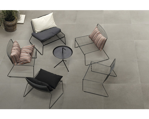 Gruppe von schwarzen Metallstühlen mit Kissen und einem kleinen Tisch