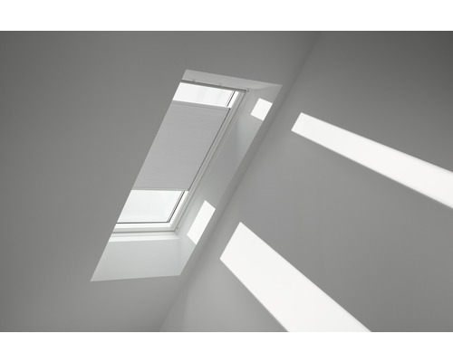 Store plissé alvéolaire Velux blanc uni à commande manuelle FHC C06 1045SWL