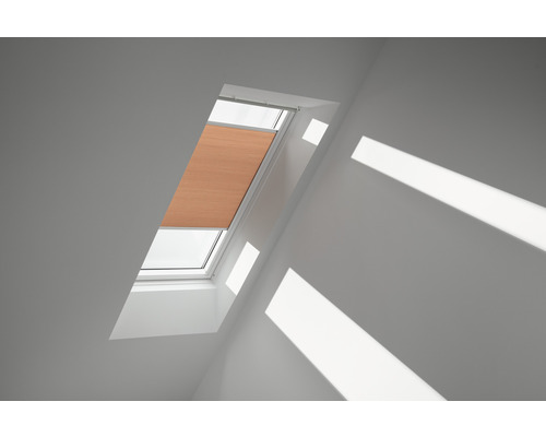 Store plissé alvéolaire Velux abricot uni à commande manuelle FHC MK06 1049SWL Fenêtre de toit avec store plissé fermé dans une pièce lumineuse