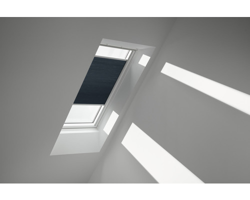 Store plissé alvéolaire Velux gris ardoise uni à commande manuelle FHC C06 1164SWL Fenêtre de toit avec store occultant dans la pièce