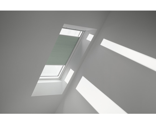 Store plissé alvéolaire VELUX vert pâle uni à commande manuelle FHC M06 1168S Fenêtre de toit avec store pare-soleil dans les combles