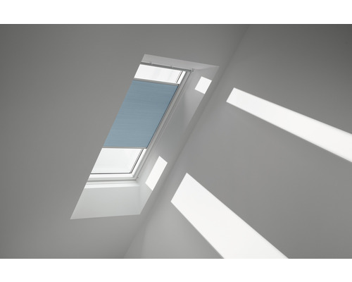 Store plissé alvéolaire Velux bleu glacier uni à commande manuelle FHC P10 1169SWL Fenêtre de toit avec store plissé installé comme protection solaire