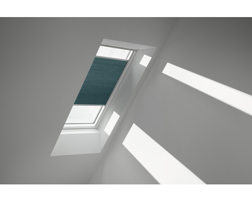 Store plissé alvéolaire Velux pétrole uni à commande manuelle FHC F08 1173SWL Fenêtre de toit avec store plissé fermé comme protection solaire