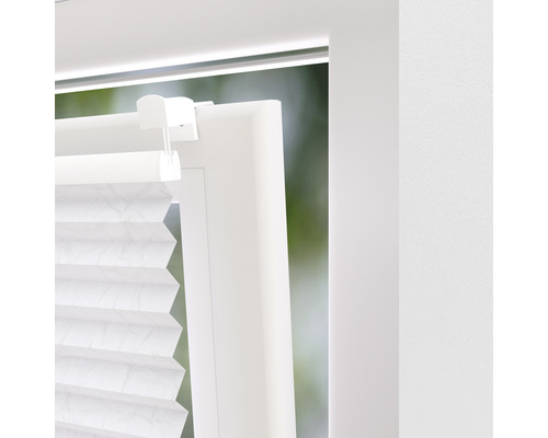 Detailansicht eines weissen Plissees am Fenster