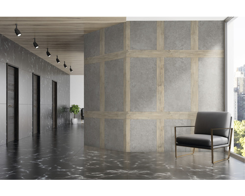 Büroflur mit Sesseln, Türen und Deckenleuchten