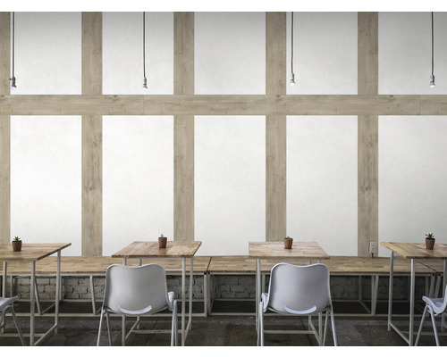 Intérieur avec mur à poutres en bois, tables et chaises