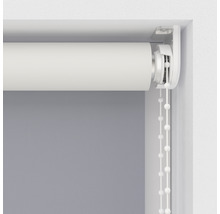 Vue détaillée d''un store enrouleur avec chaînette à la fenêtre