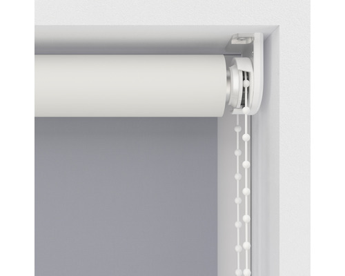 Vue détaillée d''un store enrouleur avec chaînette à la fenêtre