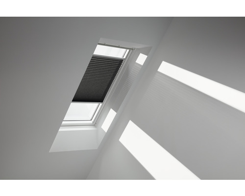 Velux Plissee-Faltstore manuell graphitgrau uni FHL M06 1274S Dachfenster mit installiertem Faltrollo zur Lichtsteuerung