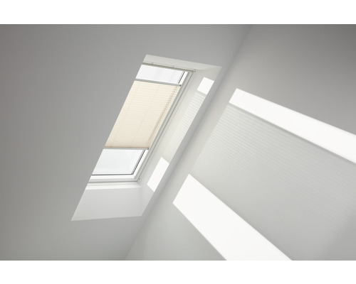 Store plissé Velux à commande manuelle champagne uni FHL M06 1283S Fenêtre de toit avec store dans une pièce lumineuse